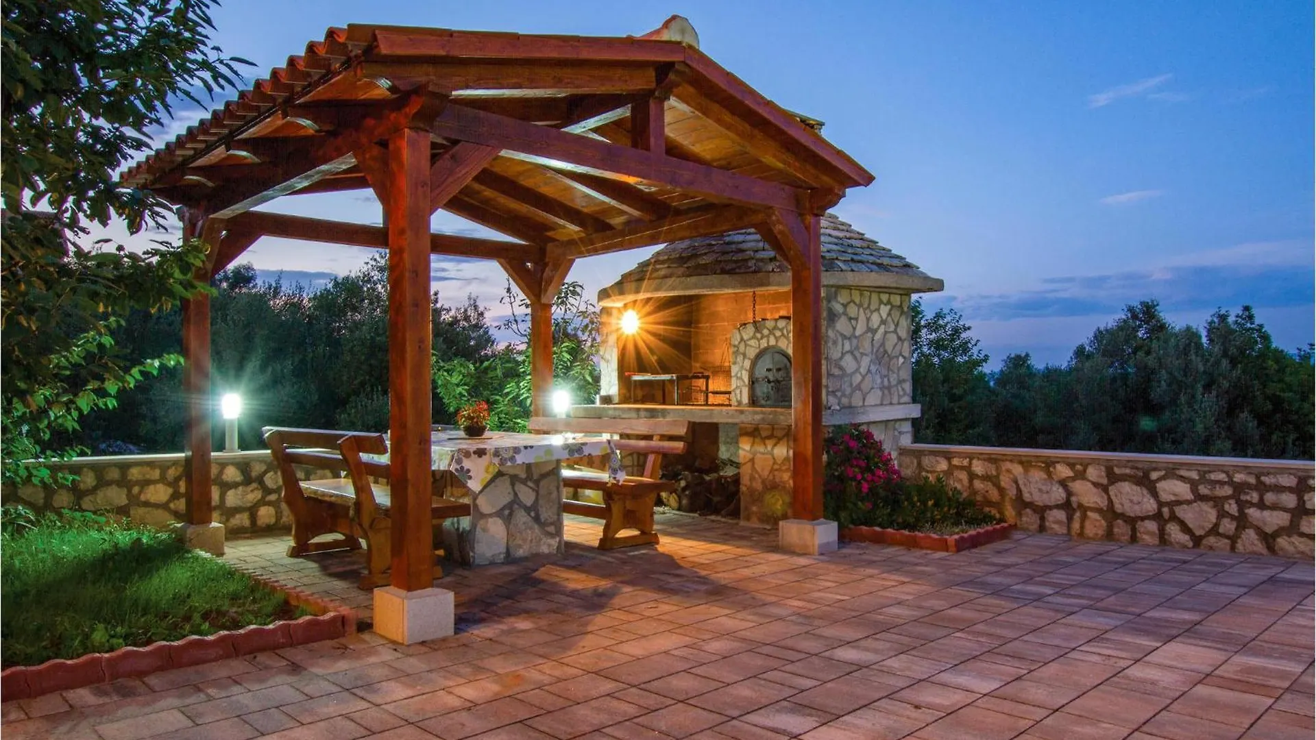 2 Bedroom Lovely Apartment In Labin ラヴニ